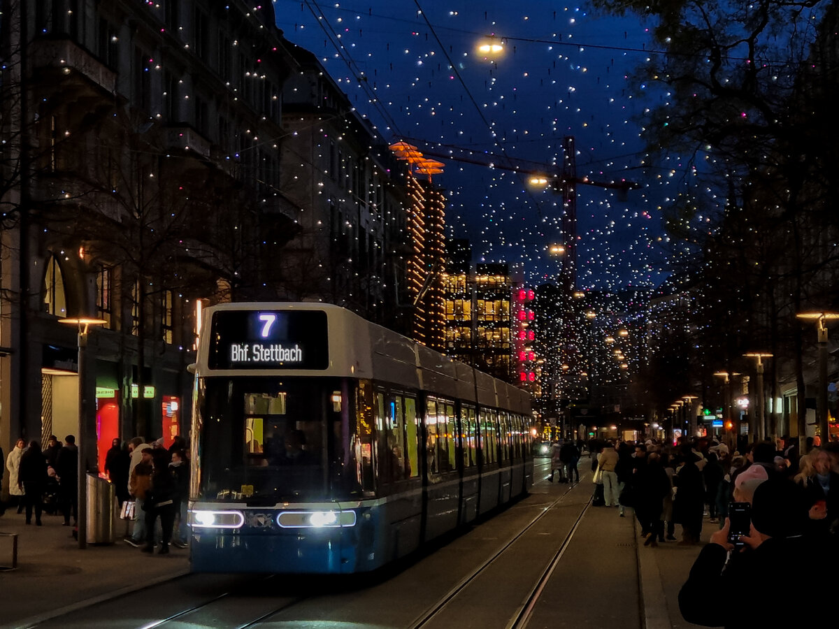 Straßenbahn Zürich Linie 7 nach Bahnhof Stettbach in der Bahnhofstraße, 08.12.2024.