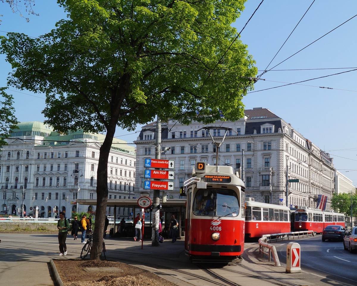 Straßenbahn-Zug 4006 der Wiener Linien als Tram D (Wien Nußdorf Beethovengang - Wien Hauptbahnhof Ost) an der Haltestelle Schottenring. (07.04.2014)