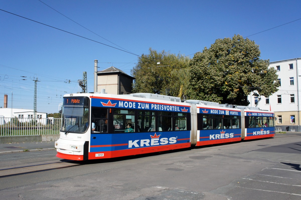 Straßenbahn Zwickau: MAN / AEG GT6M der SVZ Zwickau - Wagen 910, aufgenommen im Oktober 2015 am Hauptbahnhof in Zwickau.