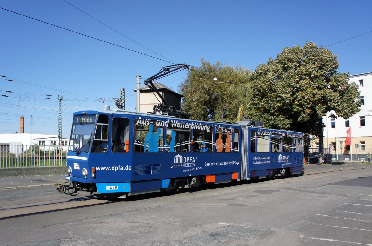 Straßenbahn Zwickau: Tatra KT4D der SVZ Zwickau - Wagen 945, aufgenommen im Oktober 2015 am Hauptbahnhof in Zwickau.