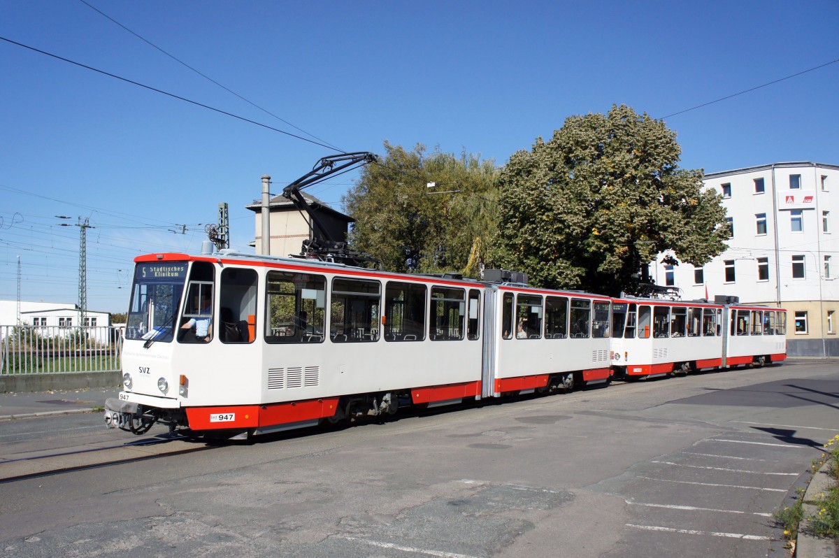 Straßenbahn Zwickau: Tatra KT4D der SVZ Zwickau - Wagen 947 sowie Tatra KT4D - Wagen 936, aufgenommen im Oktober 2015 am Hauptbahnhof in Zwickau.
