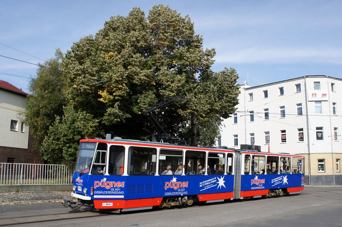 Straßenbahn Zwickau: Tatra KT4D der SVZ Zwickau - Wagen 941, aufgenommen im Oktober 2016 am Hauptbahnhof in Zwickau.