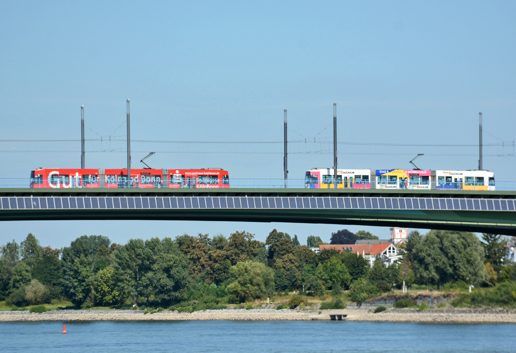 Straßenbahnbegegnung (SWB) auf der Kennedybrücke in Bonn - 07.09.2016