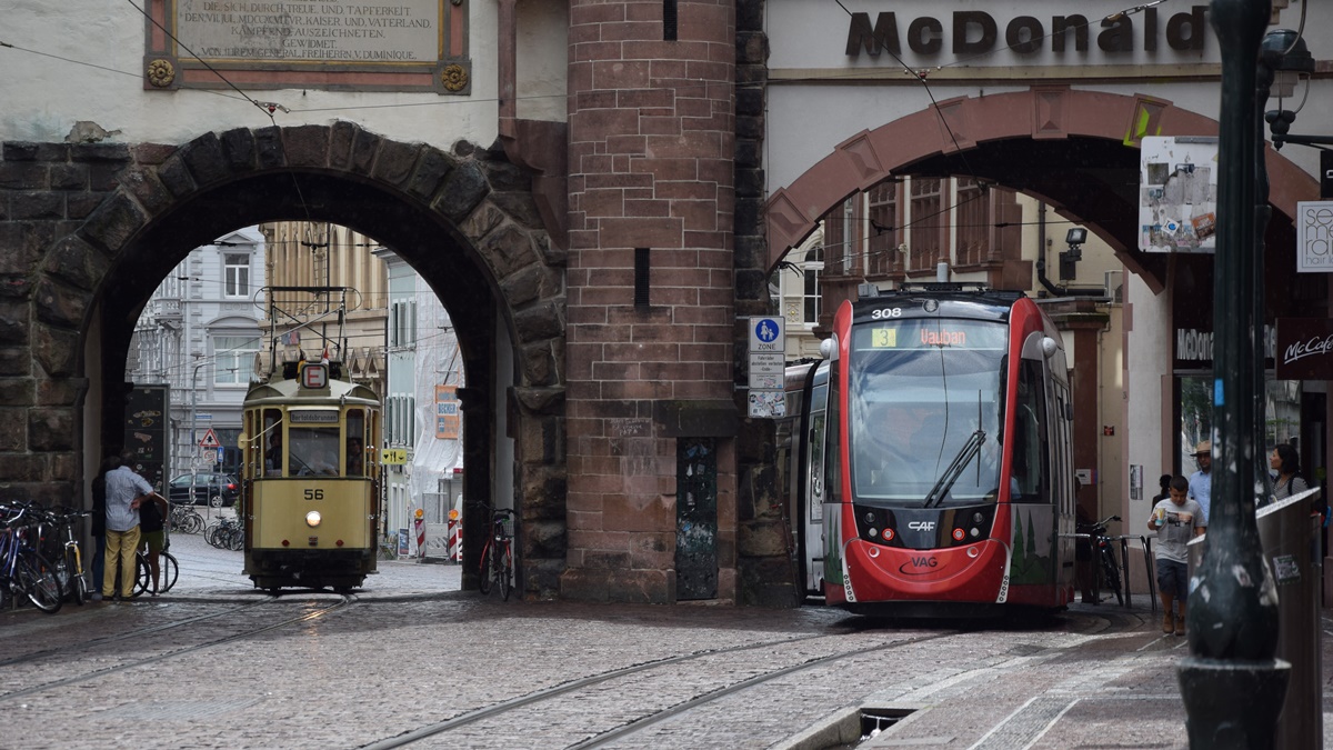 Straßenbahnbegegnungen zwischen alte Nr. 56 und neue Straßenbahn CAF Urbos 308 - Aufnahme am 21.07.2019