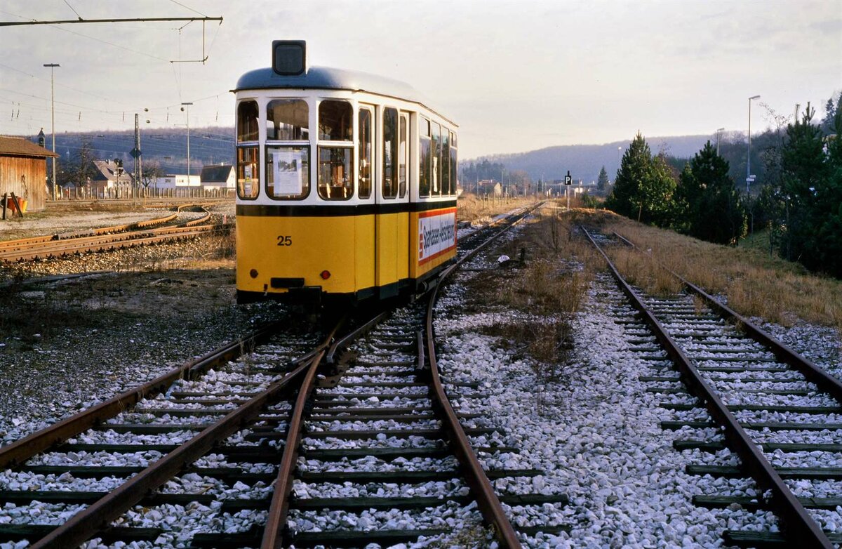 Straßenbahnbeiwagen 25 (zuvor Ulmer Straßenbahn) auf der früheren WEG-Nebenbahn Amstetten-Laichingen. Ich vermute, dass es ein  Wagen der Museumsbahn Amstetten-Oppingen war, der im Bahnhof Amstetten (WEG) abgestellt war. Ob er dort eingesetzt wurde?
Datum leider unbekannt