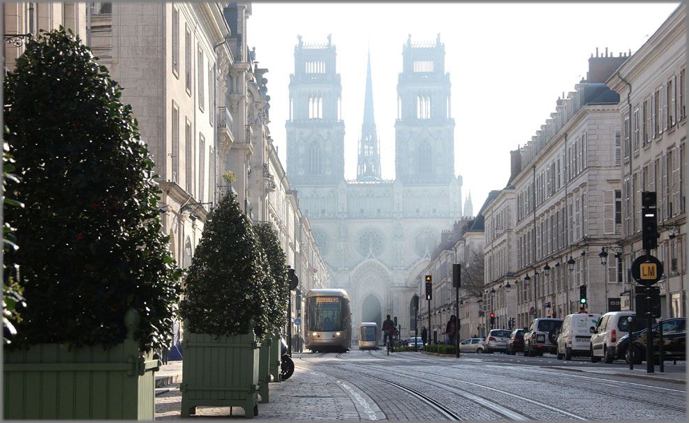 Straßenbahnbetrieb im Gegenlicht in der Rue Jeanne d'Arc, im Hintergrund die Kathedrale. 3.4.17.