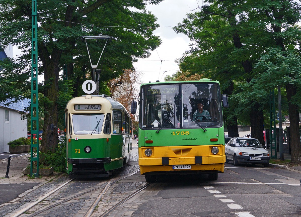 STRASSENBAHNBETRIEBE IN POLEN
Historische Strassenbahnen POSEN
Motorwagen 71 der Linie 0 (Museumslinie) anlässlich einer zufälligen Begegnung mit dem Jkarus 1735 aufgenommen am 17. August 2014.  
Foto: Walter Ruetsch