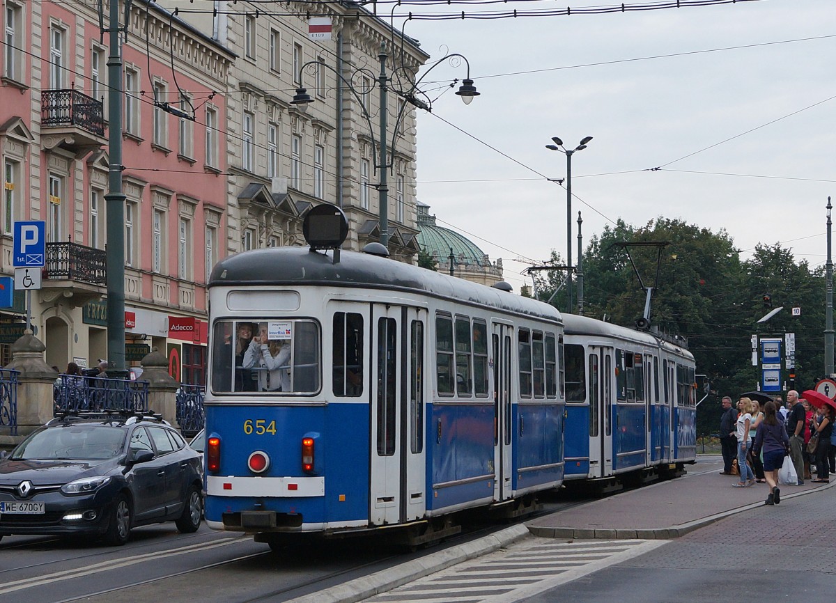 STRASSENBAHNBETRIEBE IN POLEN
Strassenbahn KRAKAU
Auf dem Strassenbahnnetz sind auch Gebrauchtwagen aus Wien, Düsseldorf und Nürnberg zu sehen. An einigen Fahrzeugen wurden gar noch Umbauten vorgenommen. In Krakau sind auch noch verschiedene Beiwagen im Einsatz. Beiwagen 654 aufgenommen am 12. August 2014.  
Foto: Walter Ruetsch 