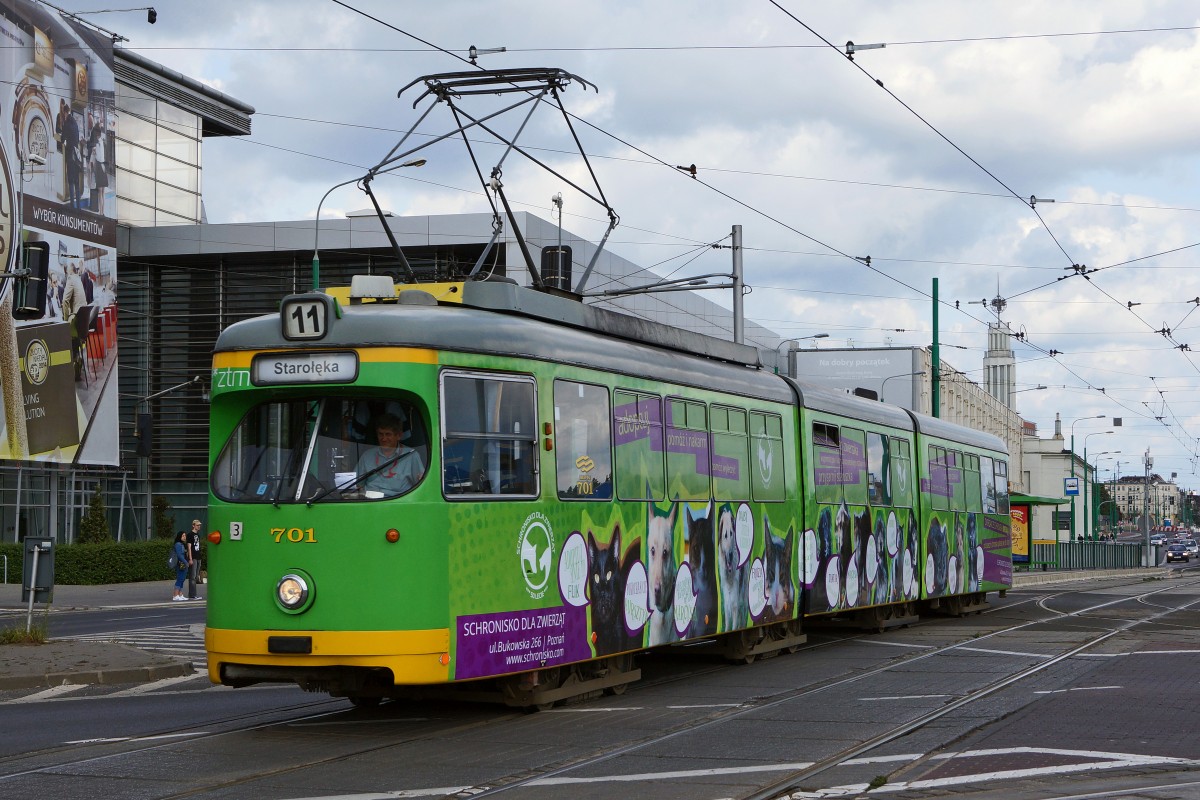 STRASSENBAHNBETRIEBE IN POLEN
Strassenbahn POSEN
Auf dem Strassenbahnnetz sind auch Gebrauchtwagen aus Düsseldorf und Frankfurt am Main zu sehen. Düwag GT8 701 ex Düsseldorf mit Werbeaufschrift aufgenommen am 16. August 2014.  
Foto: Walter Ruetsch 