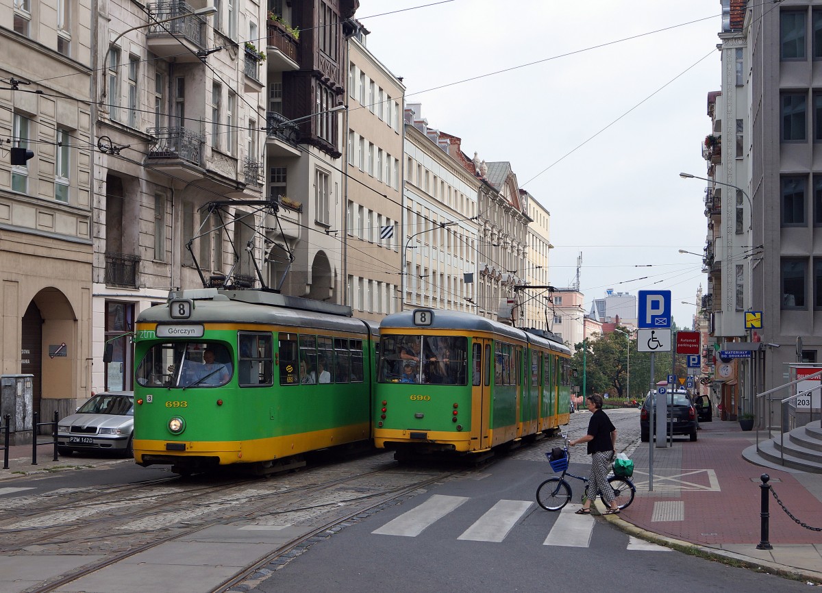 STRASSENBAHNBETRIEBE IN POLEN
Strassenbahn POSEN
Auf dem Strassenbahnnetz sind auch Gebrauchtwagen aus Düsseldorf und Frankfurt am Main zu sehen. Am 16. August 2014 konnte eine Begegnung zwischen den Düwag GT8 693 und GT8 690 ex Düsseldorf anlässlich einer Begegnung fotografiert werden.  
Foto: Walter Ruetsch 
