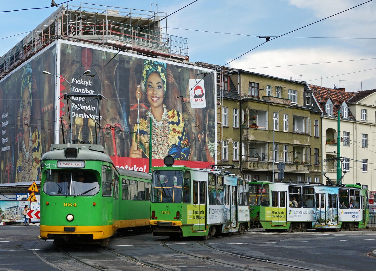 STRASSENBAHNBETRIEBE IN POLEN
Strassenbahn POSEN
Auf dem Strassenbahnnetz sind auch Gebrauchtwagen aus Düsseldorf und Frankfurt am Main zu sehen. Am 16. August 2014 konnte eine Begegnung zwischen dem Düwag GT8 684 ex Düsseldorf und einem einheimischen Konstahl 105Na-Tramzug im Bilde festgehalten werden.  
Foto: Walter Ruetsch 