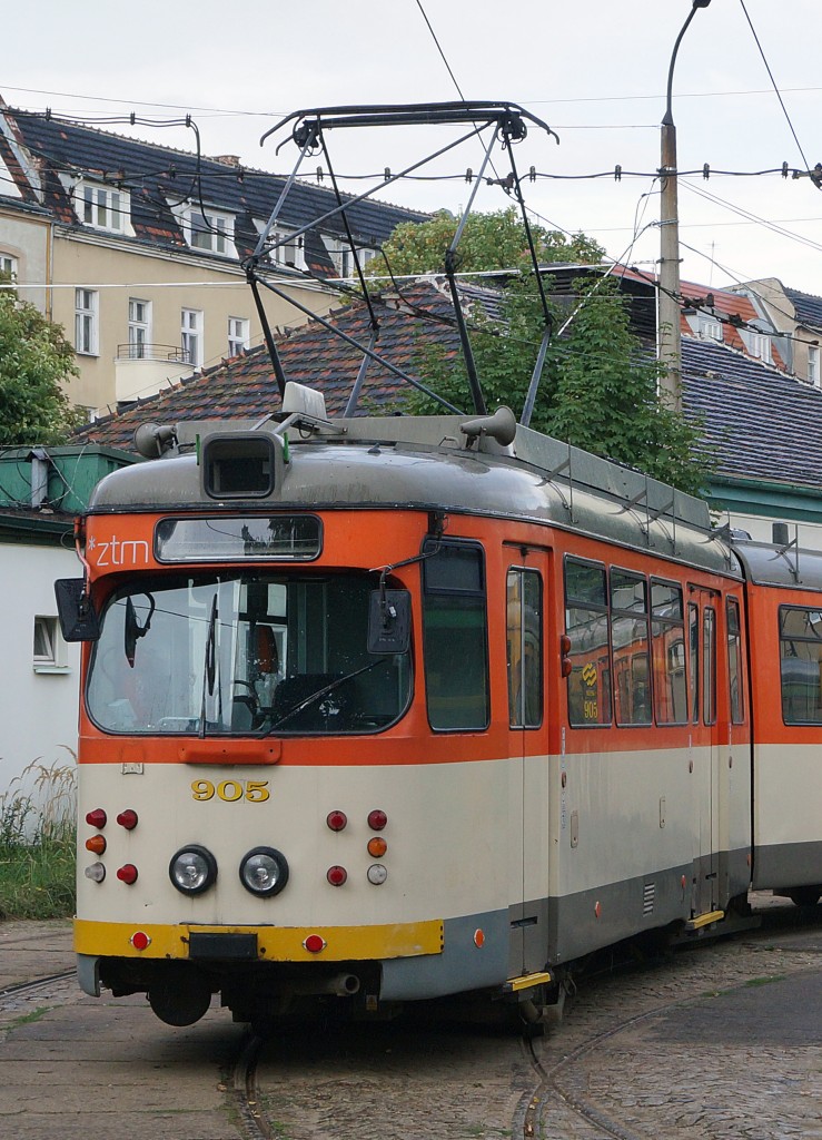 STRASSENBAHNBETRIEBE IN POLEN
Strassenbahn POSEN
Auf dem Strassenbahnnetz sind auch Gebrauchtwagen aus Düsseldorf und Frankfurt am Main zu sehen. Am 16. August 2014 konnte der Düwag GT8 905 ex Frankfurt am Main (1963) im alten Farbkleid der Städtischen Verkehrsbetriebe Frankfurt am Main fotografiert werden. Seit ca. 2000 gehört er zum Bestand der Städtischen Verkehrsbetriebe Posen.  
Foto: Walter Ruetsch