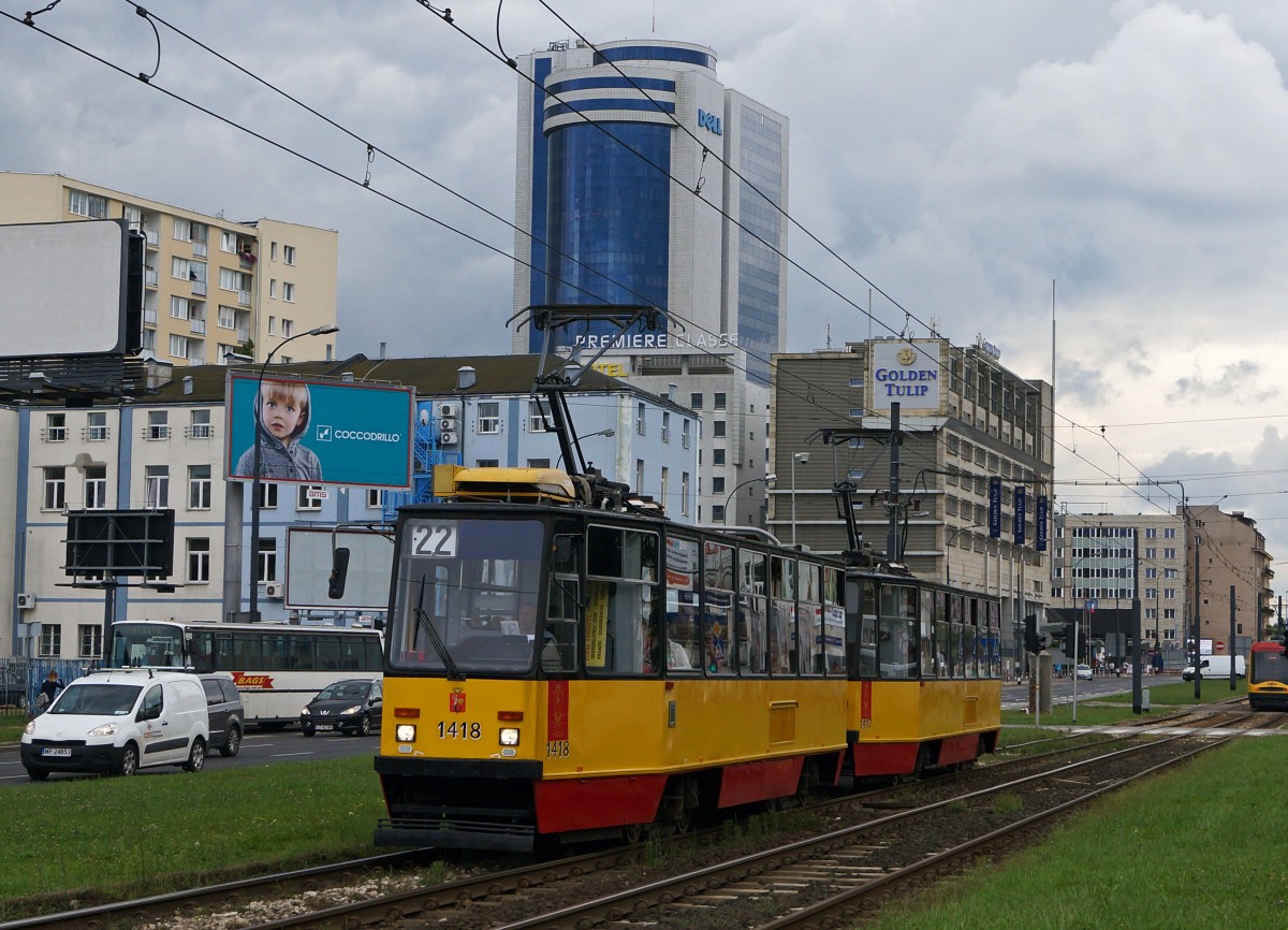 STRASSENBAHNBETRIEBE IN POLEN
Strassenbahn WARSCHAU
Trotz der Inbetriebnahme von neuen Niederflurgelenkwagen bilden auch heute noch immer die alten polnischen Triebwagen aus dem Hause Konstal das Rückgrat der meisten Strassenbahnbetriebe. 
Motorwagen 1418 des Typs Konstal 105Na in Doppeltraktion aufgenommen am 14. August 2014.  
Foto: Walter Ruetsch 