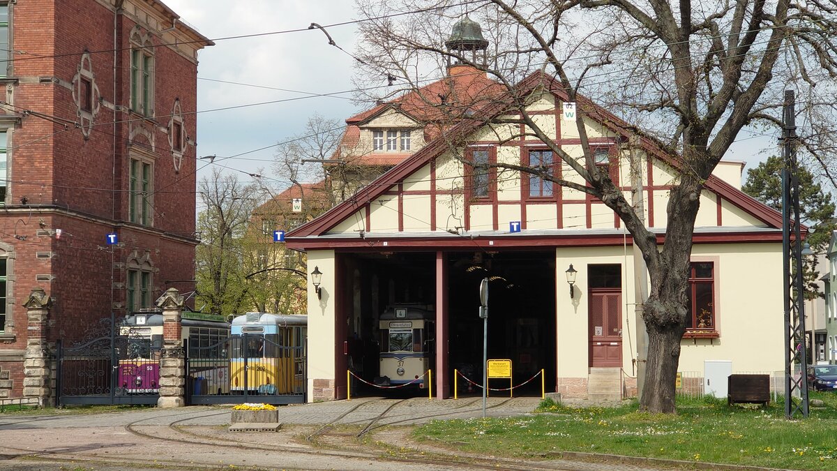 Straßenbahndepot vom kleinsten Straßenbahnbetrieb Deutschland am Heinrich-von-Stephan-Platz gegenüber vom Marientor in Naumburg (Saale). Aufnahme vom 26.4.22
