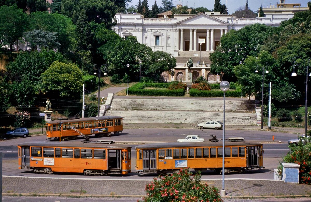 Straßenbahnen vor der Nationalgalerie Roms, 13.06.1987