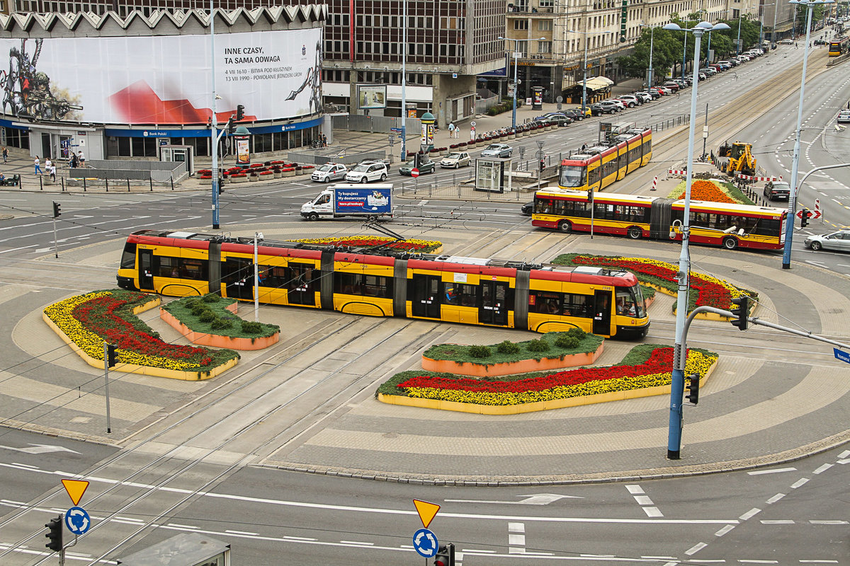 Strassenbahnen in Warschau aus allen Richtungen treffen sich an der Station Zentrum. Bild vom Balkon den Hotelzimmers Metropol gespechtet am 23.07.2016. Die Busse tragen die gleichen Farben, und auch die Blumen sind farblich gut darauf abgestimmt. Schönes Polen !