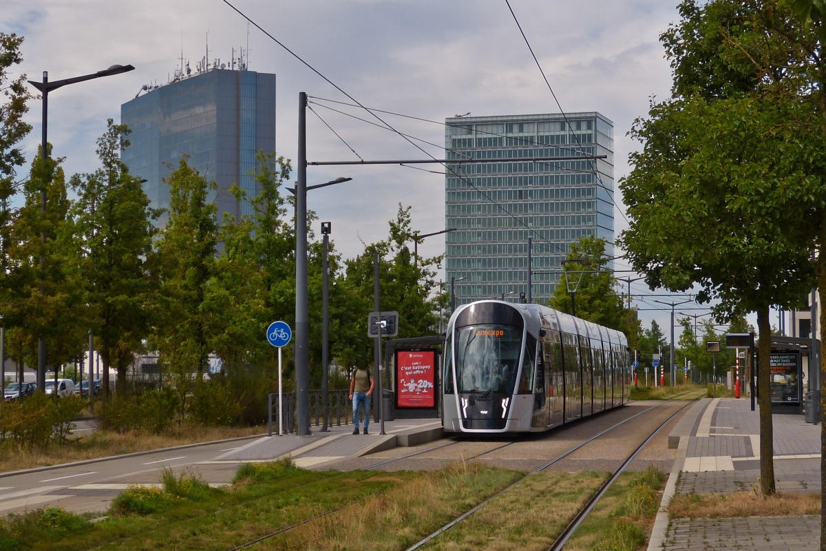 Straßenbahnfahrzeug, an der Haltestelle Europaparlament auf dem Plateau Kirchberg in der Stadt Luxemburg. 07.2022