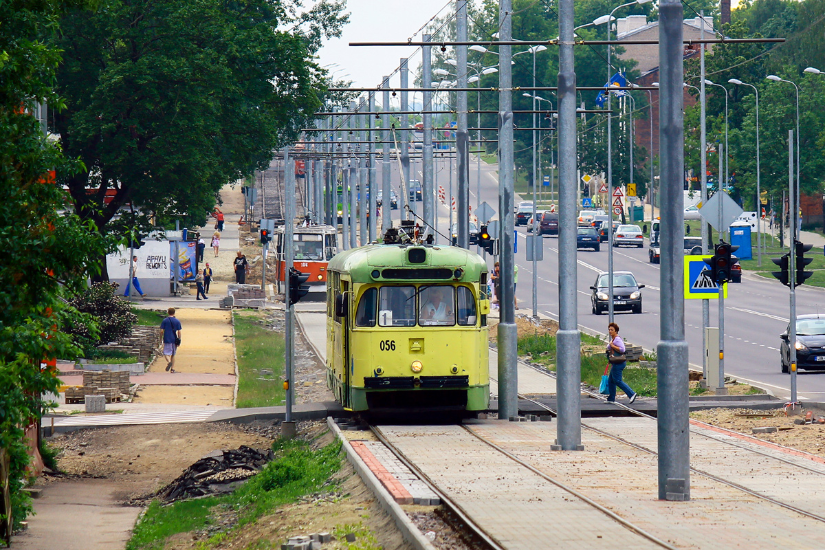 Straßenbahnfahrzeug RVR-6M2 #056+055 der Linie 1 am 08.06.2014, 18. novembra iela, Daugavpils.