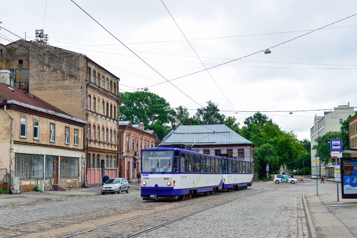 Straßenbahnfahrzeug Tatra T3MR #35098+#35108 der Linie 7 am 13.06.2021, Maskavas iela, Rīga.