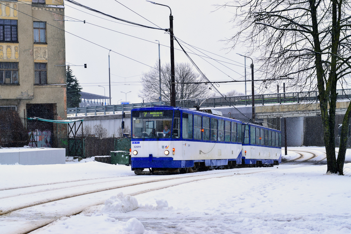 Straßenbahnfahrzeug Tatra T6B5SU  #32091+32101 der Linie 7 am 07.02.2022, Mazā Krasta iela / Maskavas iela, Rīga.