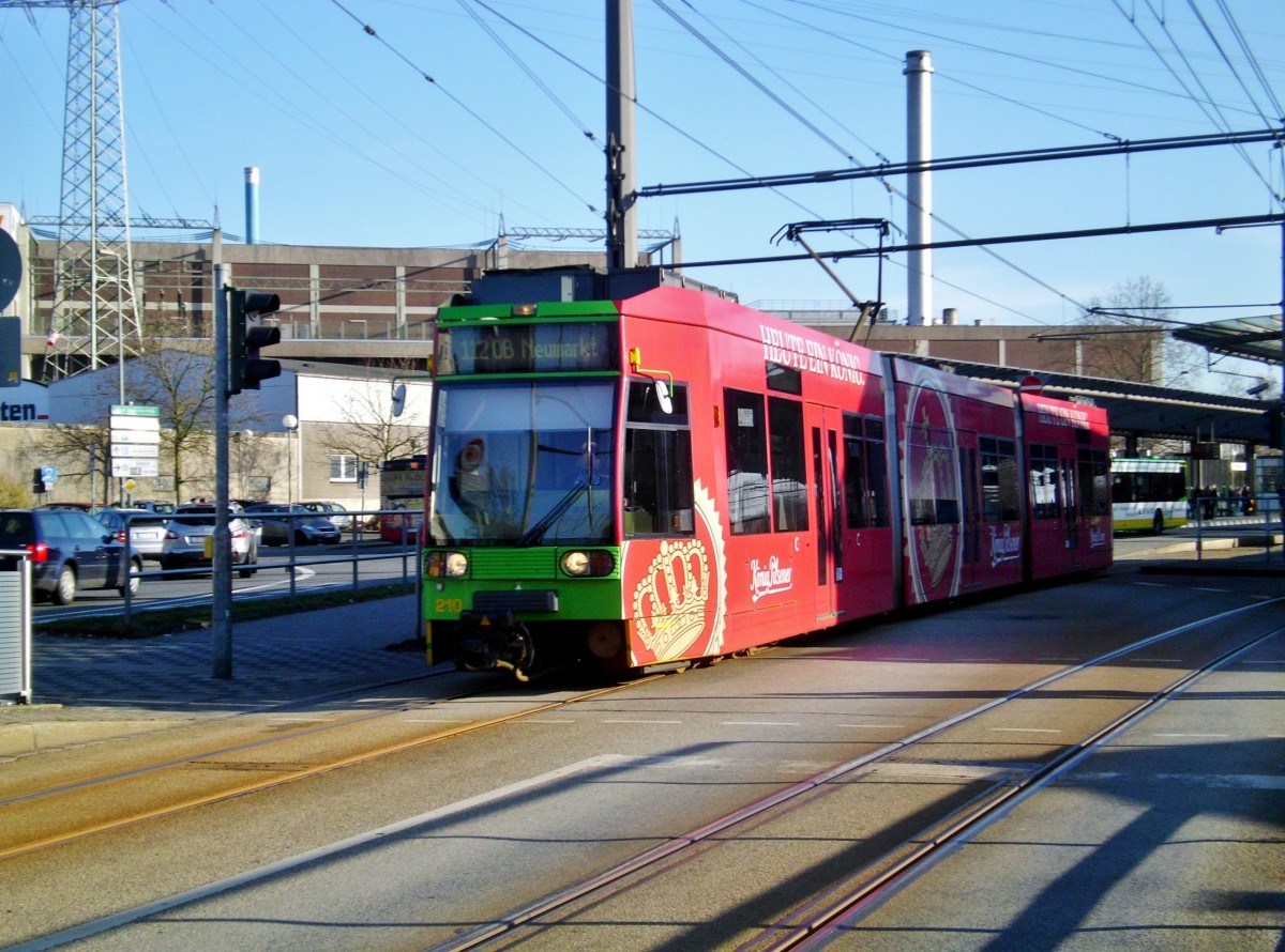 Straßenbahnlinie 112 nach Oberhausen-Sterkrade Neumarkt an Bahnhof Oberhausen-Sterkrade.(28.02.2015)
