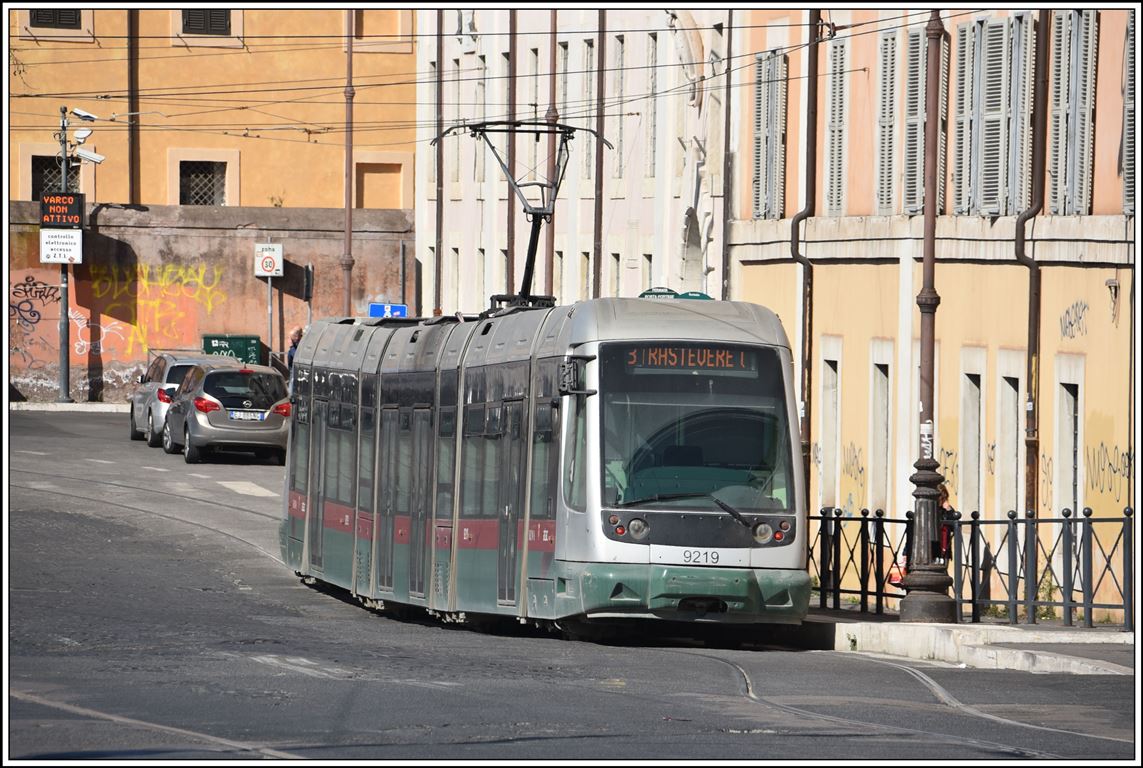 Strassenbahnlinie 3 mit Cityway II 9219 bei der Haltestelle Porta Portese im Römer Stadtteil Trastevere. (24.02.2020)