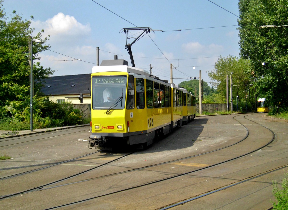 Straßenbahnlinie 37 nach S+U Bahnhof Berlin Lichtenberg/Gudrunstraße am S-Bahnhof Berlin-Schöneweide/Sterndamm.(8.8.2014)
