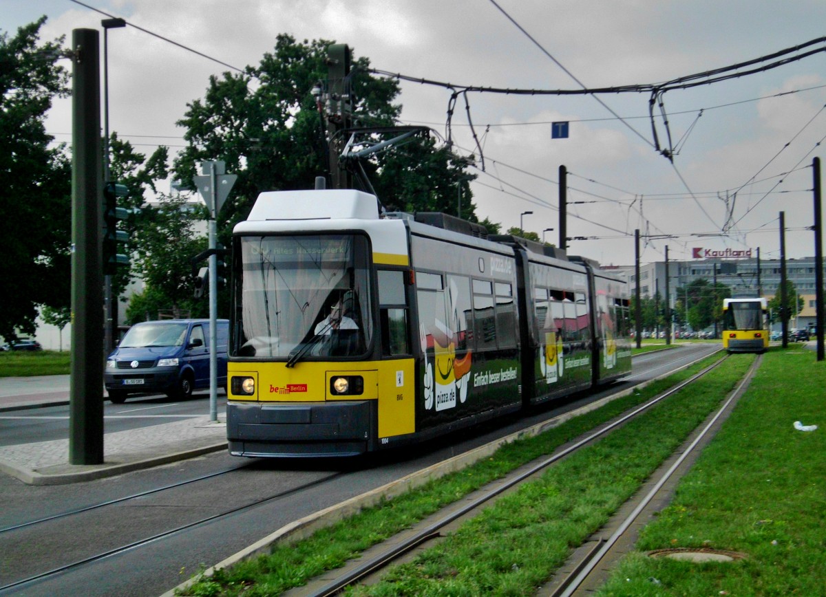 Straßenbahnlinie 60 nach Berlin-Friedrichshagen Altes Wasserwerk am S-Bahnhof Berlin-Adlershof.(8.8.2014)
