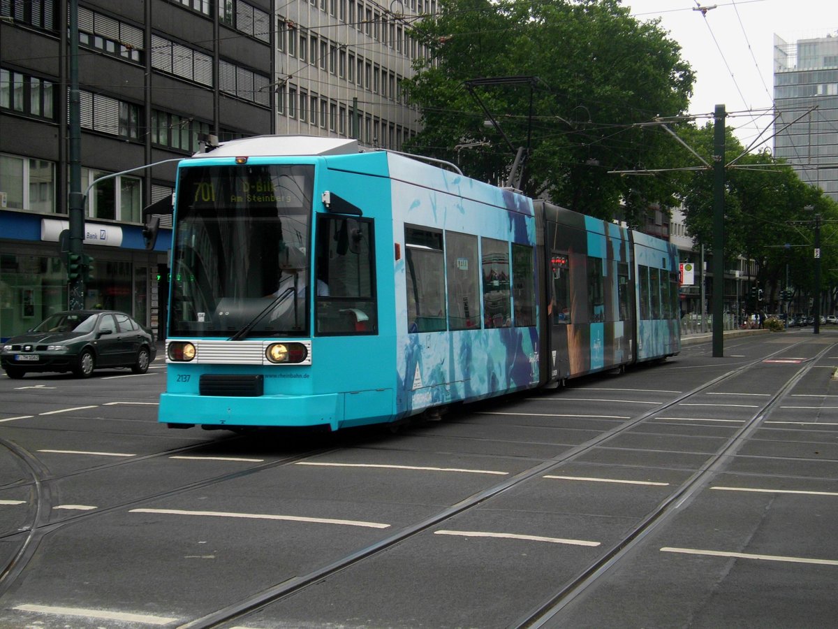 Straßenbahnlinie 701 nach Düsseldorf-Bilk Am Steinberg an der Haltestelle Düsseldorf Berliner Allee.(16.07.2016)
