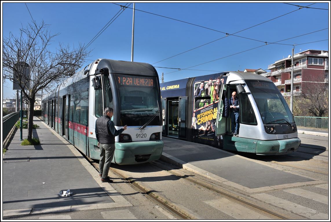 Strassenbahnlinie 8 mit Cityway I 9120 und Cityway II 9216 in der Endhaltestelle Casaletto. (24.02.2020)