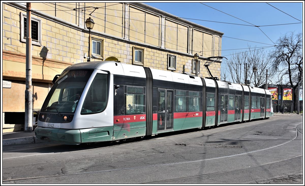 Strassenbahnlinie 8 mit Cityway II 9242 in Roma Trastevere. (24.02.2020)