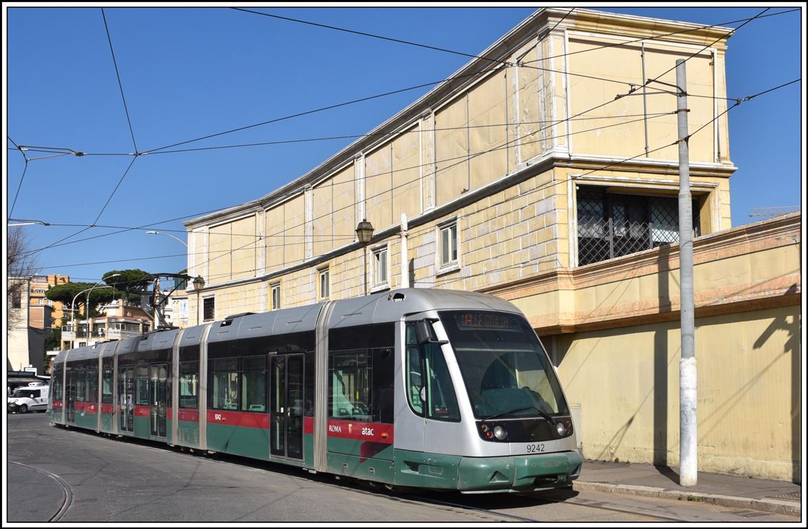 Strassenbahnlinie 8 mit Cityway II 9242 in Roma Trastevere. (24.02.2020)