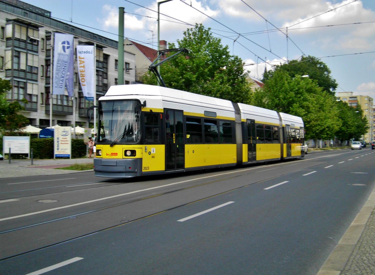 Straßenbahnlinie M10 nach S-Bahnhof Berlin Nordbahnhof an der Haltestelle Berlin-Mitte Gedänkstätte Berliner Mauer.(8.8.2014)
