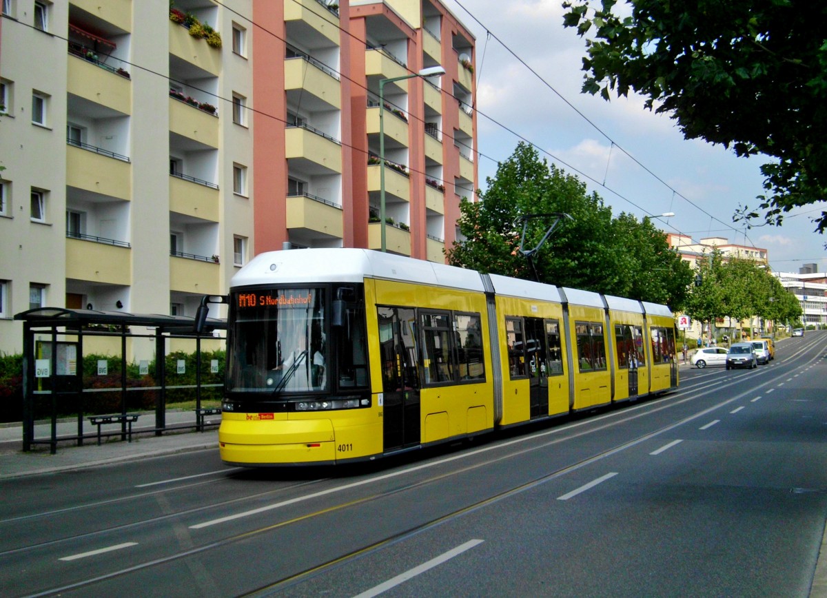Straßenbahnlinie M10 nach S-Bahnhof Berlin Nordbahnhof an der Haltestelle Berlin-Mitte Gedänkstätte Berliner Mauer.(8.8.2014)
