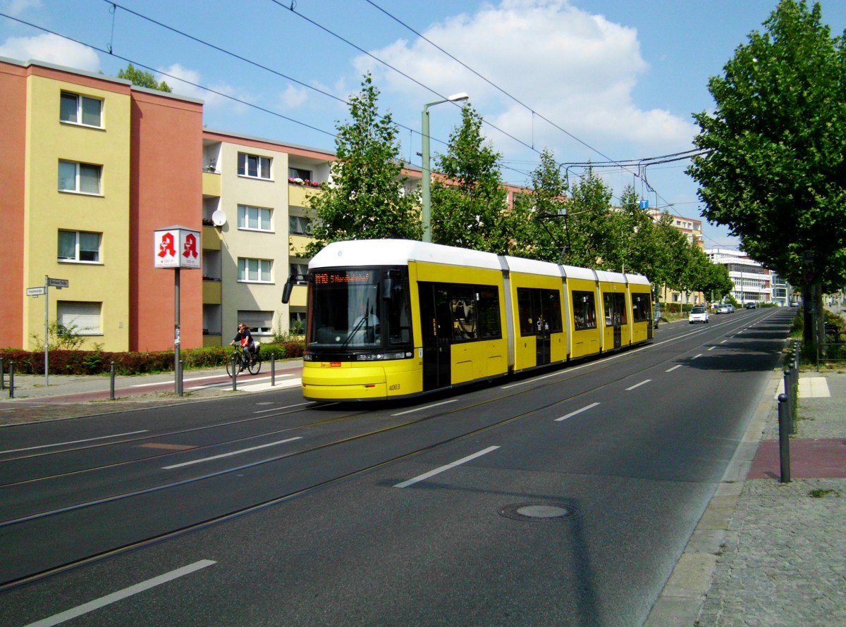 Straßenbahnlinie M10 nach S-Bahnhof Berlin Nordbahnhof an der Haltestelle Berlin-Mitte Gedänkstätte Berliner Mauer.(8.8.2014)
