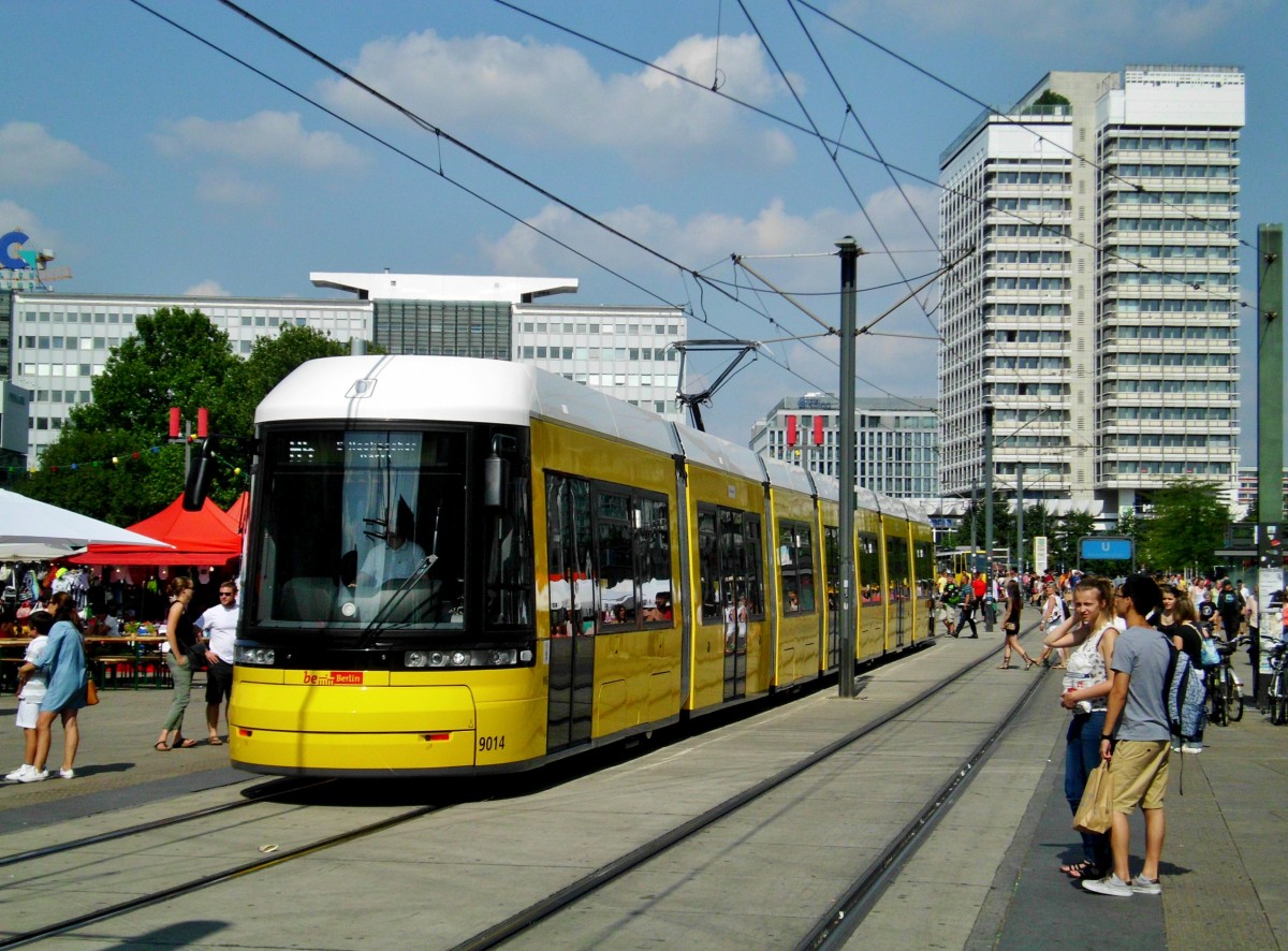 Straßenbahnlinie M4 nach S-Bahnhof Berlin Hackescher Markt am S+U Bahnhof Berlin Alexanderplatz.(8.8.2014)
