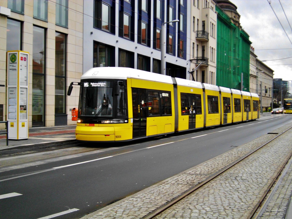Straßenbahnlinie M5 nach Berlin Hohenschönhausen Zingster Straße an der Haltestelle Berlin-Mitte Invalidenpark.(23.12.2014)  