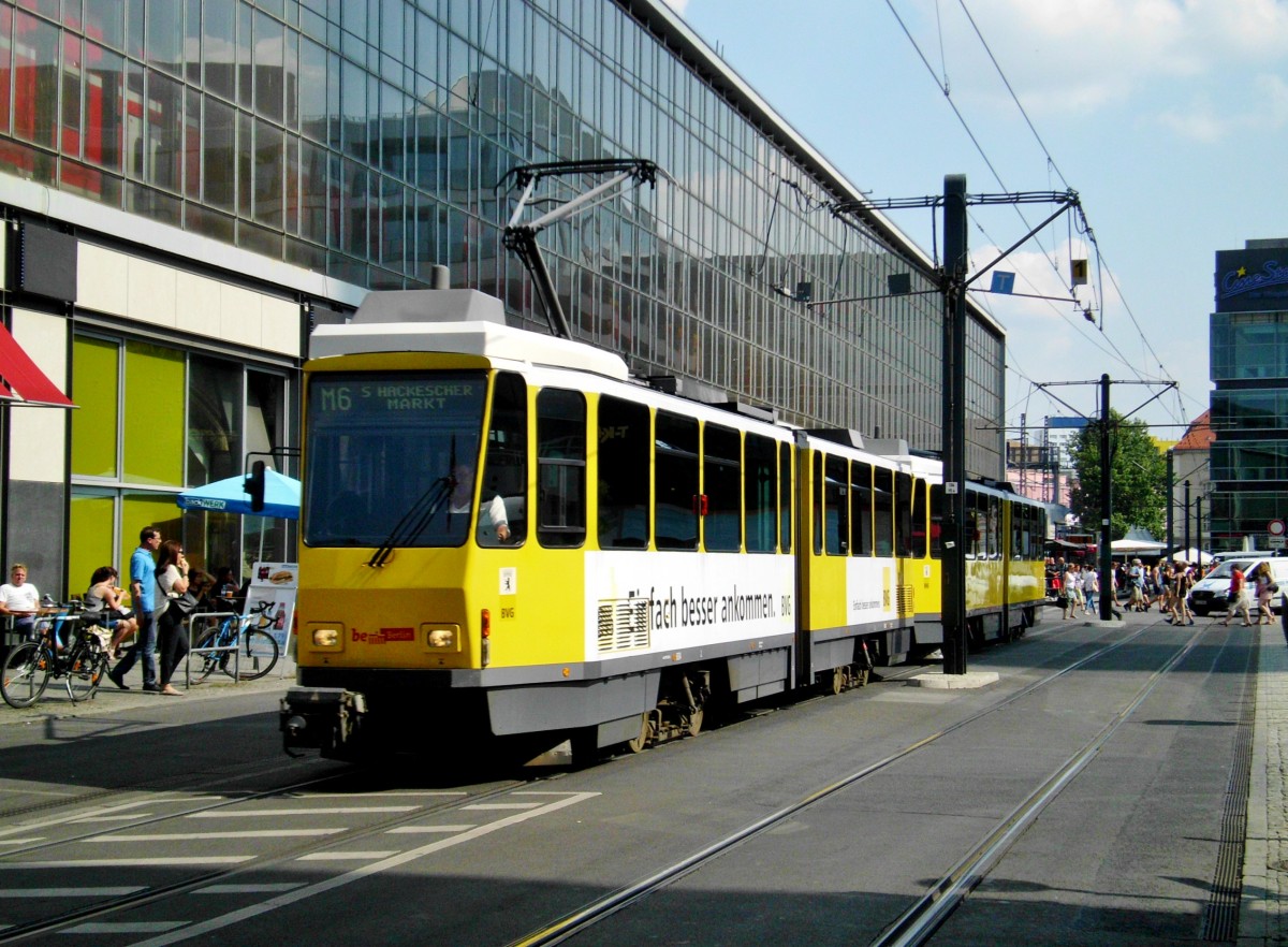 Straßenbahnlinie M6 nach S-Bahnhof Berlin Hackescher Markt am S+U Bahnhof Berlin Alexanderplatz.(8.8.2014)
