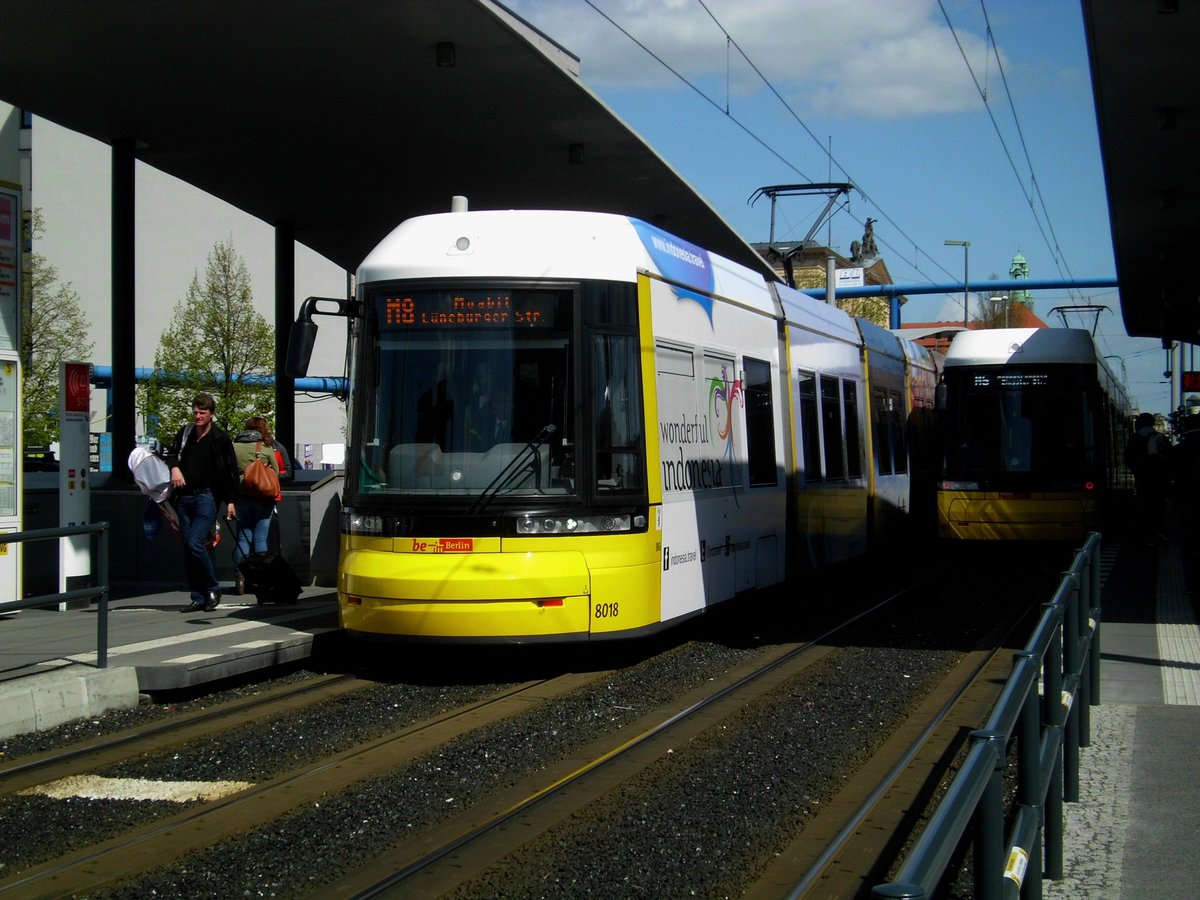 Straßenbahnlinie M8 nach Berlin-Moabit Lüneburger Straße am Hauptbahnhof Berlin.(22.04.2016) 
