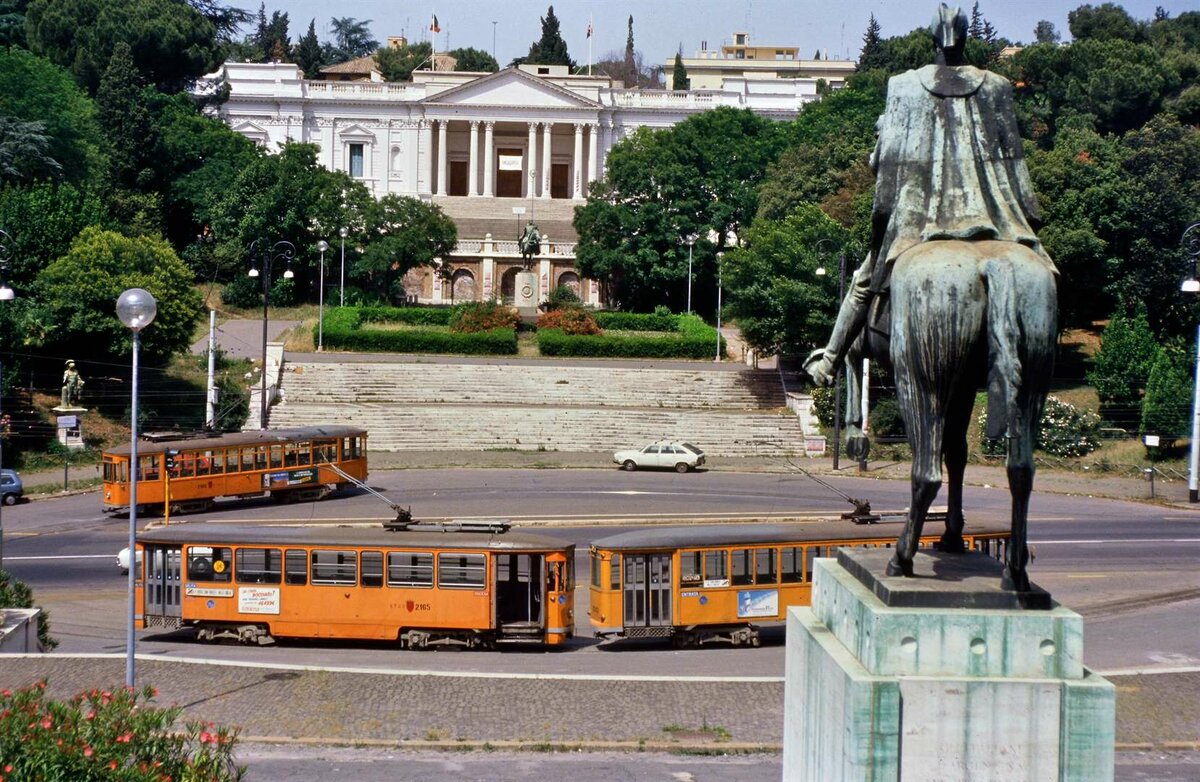 Straßenbahnschleife vor der Nationalgalerie Roms, 13.06.1987.