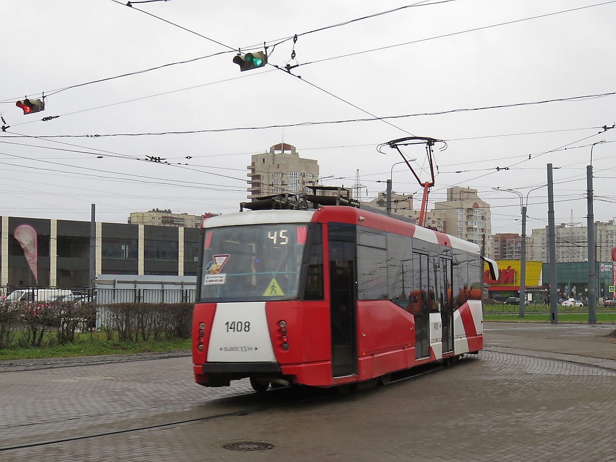 Straßenbahntriebwagen LM-99 Nr. 1408 in Kupchino, St. Petersburg, 12.11.2017 Zwei rote Lichter kennzeichnen die Linie 45.