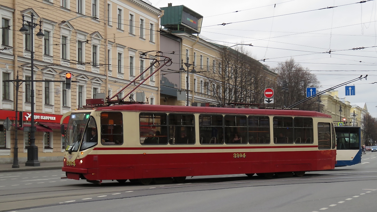 Straßenbahntriebwagen LM-99 Nr. 3804 der Linie 16 in St. Petersburg, 12.11.2017

Der zweite Stromabnehmer ist vom Trolleybus dahinter.