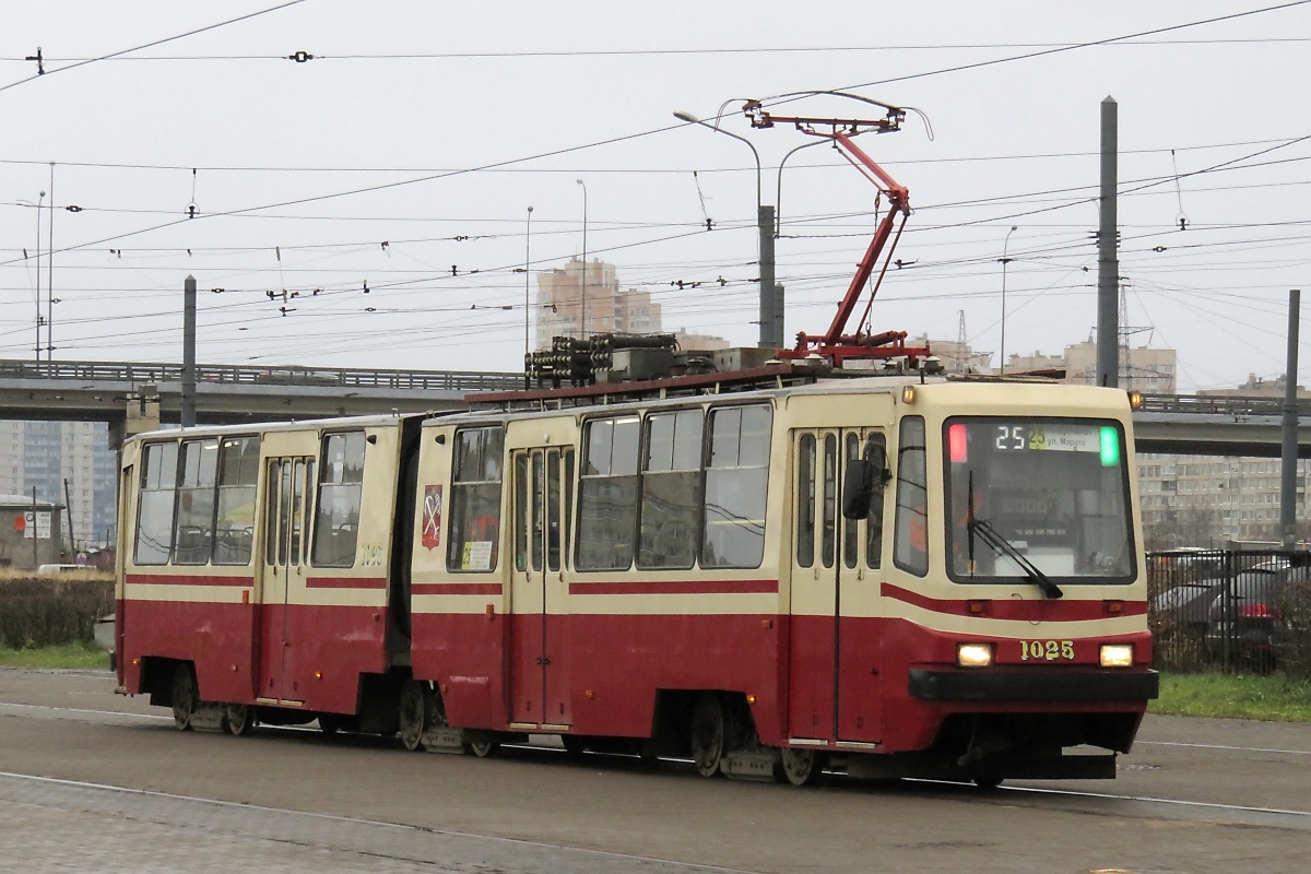 Straßenbahntriebwagen LWS-86 Nr. 1025 der Linie 25 in Kupchino, St. Petersburg, 12.11.2017 