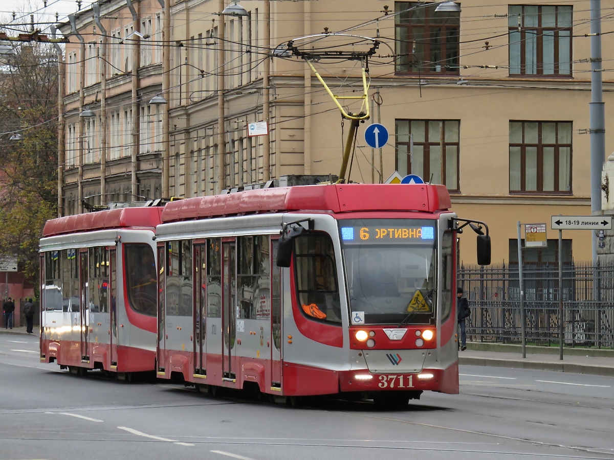 Straßenbahntriebwagen Typ 71-623, Nr. 3711 in St. Petersburg, 12.10.2017 
Zwei blaue Lichter kennzeichnen die Linie 6.