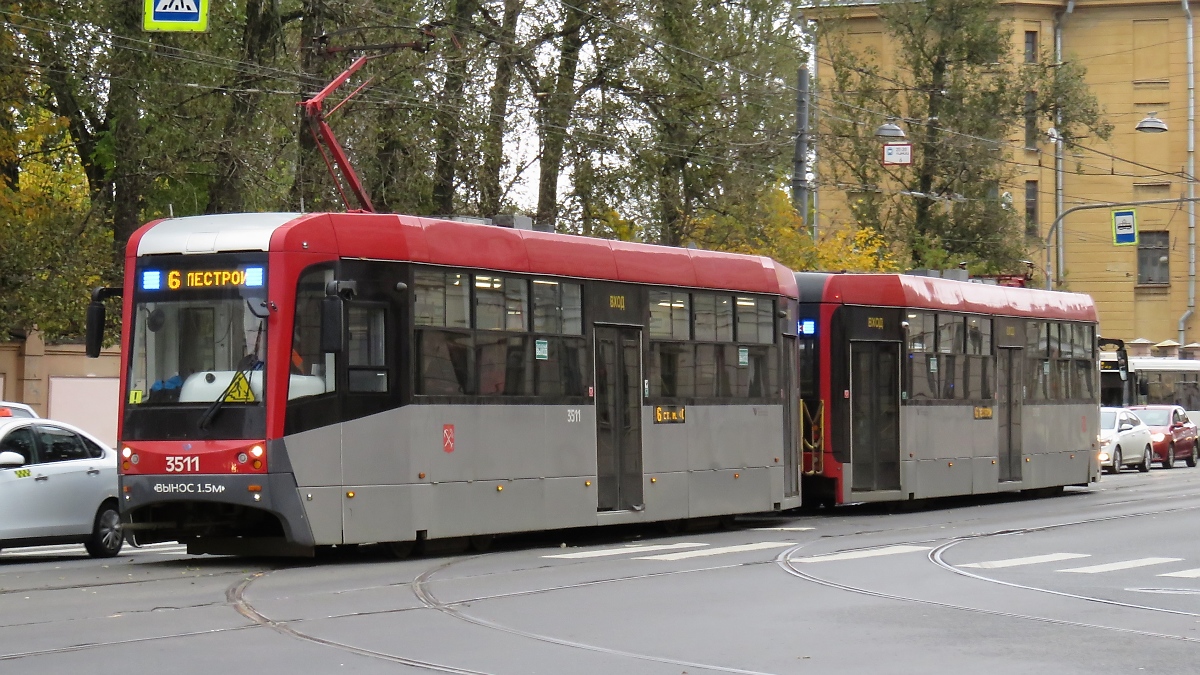 Straßenbahntriebwagen Type LM-68M3, Nr. 3511 in St. Petersburg, 22.10.2017 
Zwei blaue Lichter kennzeichnen die Linie 6.