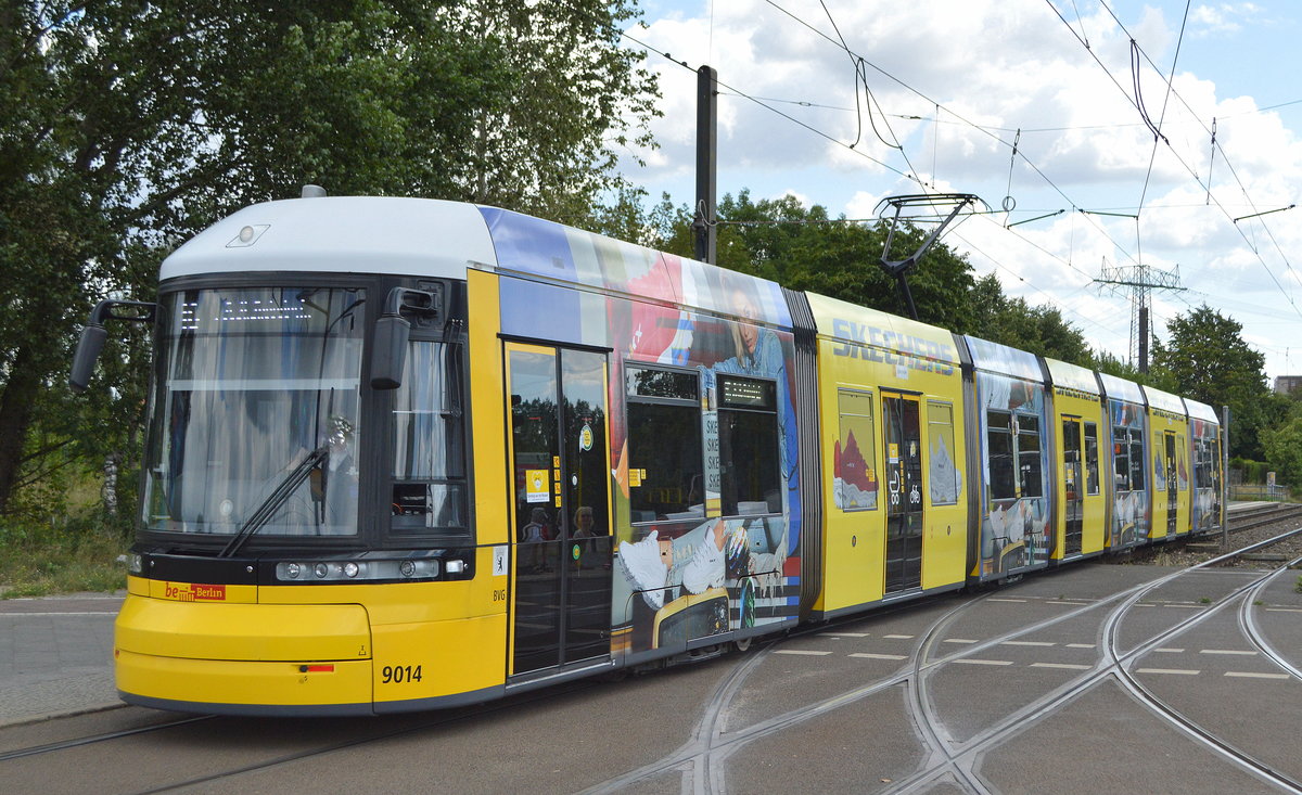 Straßenbahntyp GT8-11ZRL (Bombardier, Bj.2014) der Berliner Verkehrsbetzriebe (BVG Nr.9014) aktuelle Werbung von SKECHERS Linie M6 am 29.07.20 Rhinstr./Landsberger Allee/Berlin Marzahn.