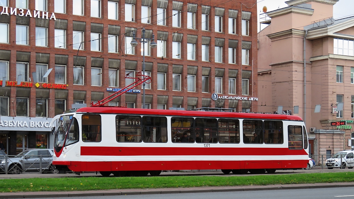 Straßenbahnwagen des Typs 71-134A (LM-99AVN) Nr. 1371 in St. Petersburg, 15.10.2017
