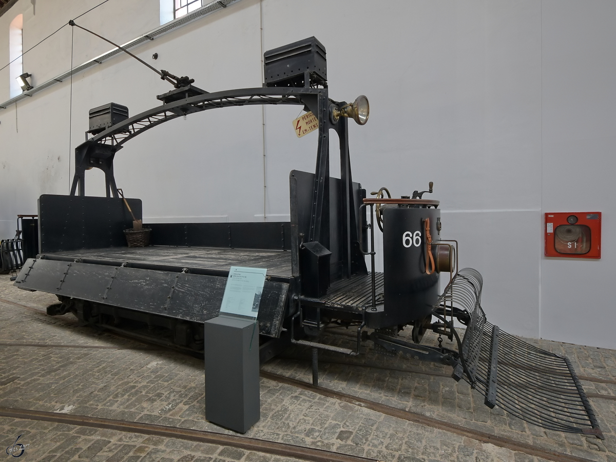 Straßenbahnwagen No.66 wurde 1915 mit offener Plattform gebaut. Er diente hauptsächlich für den Transport von Kohle, Gütern und Straßenbaumaterial. An Regentagen musste der Fahrer einen großen Umhang, einen Hut mit breiter Krempe, Gummistiefel und isolierte Handschuhe tragen, damit er vor Wasser und eventuellen Stromschlägen geschützt war. (Museu do Carro Eléctrico Porto, Januar 2017)