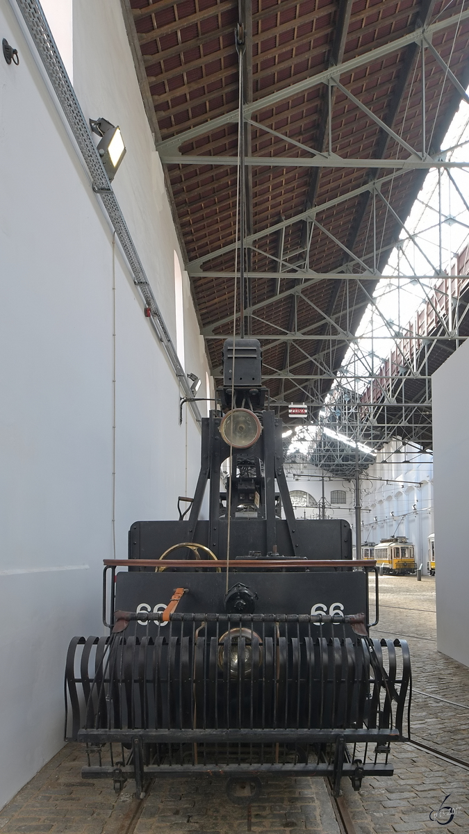 Straßenbahnwagen No.66 wurde 1915 mit offener Plattform gebaut. Er diente hauptsächlich für den Transport von Kohle, Gütern und Straßenbaumaterial. An Regentagen musste der Fahrer einen großen Umhang, einen Hut mit breiter Krempe, Gummistiefel und isolierte Handschuhe tragen, damit er vor Wasser und eventuellen Stromschlägen geschützt war. (Museu do Carro Eléctrico Porto, Januar 2017)