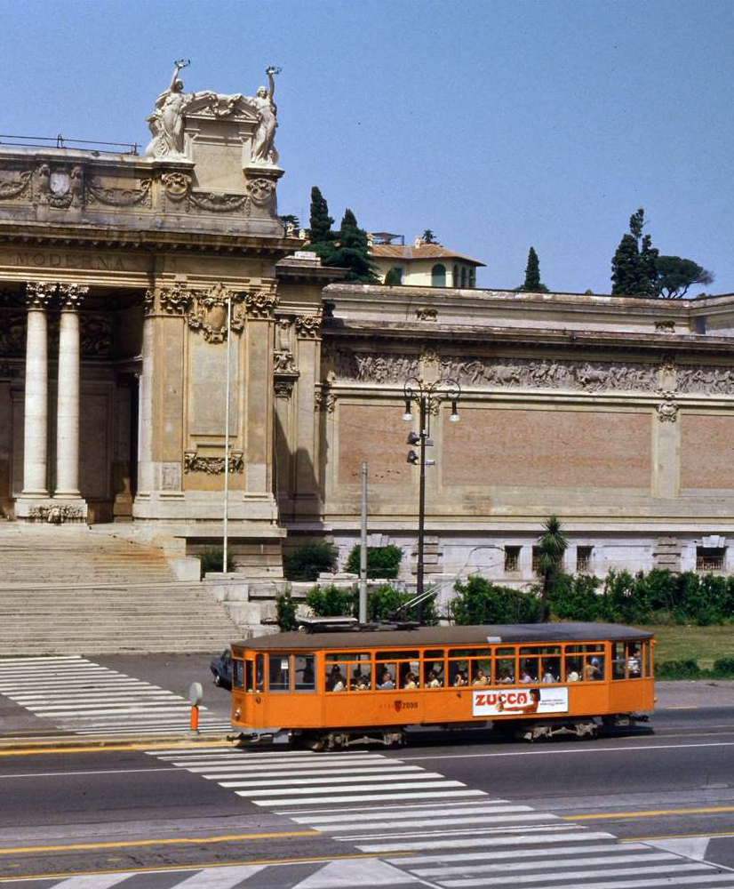 Straßenbahnwagen der Stadt Rom vor der Nationalgalerie, 13.06.1987